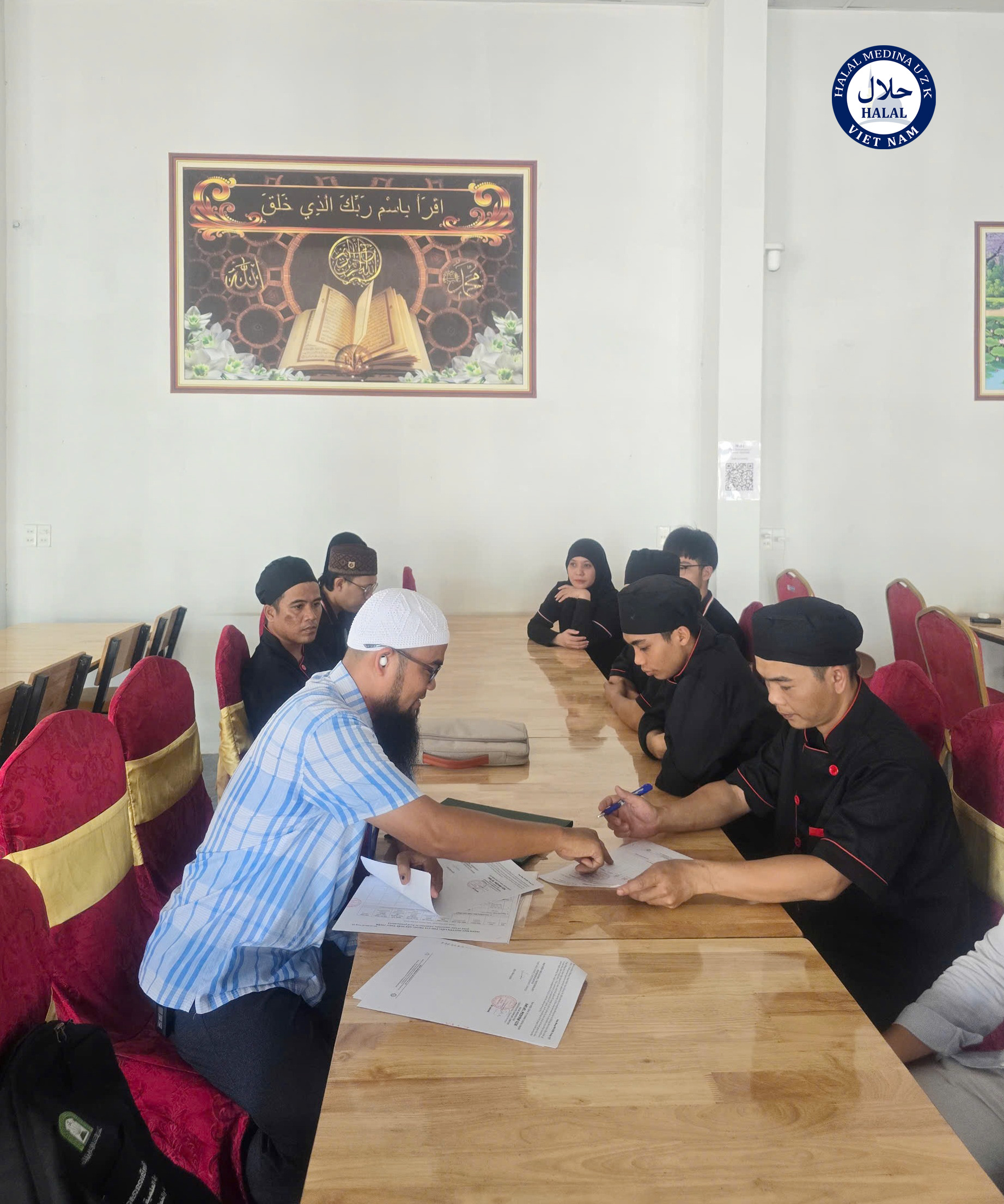 Ký nhận cam kết hợp tác với Văn phòng Halal Medina UZK