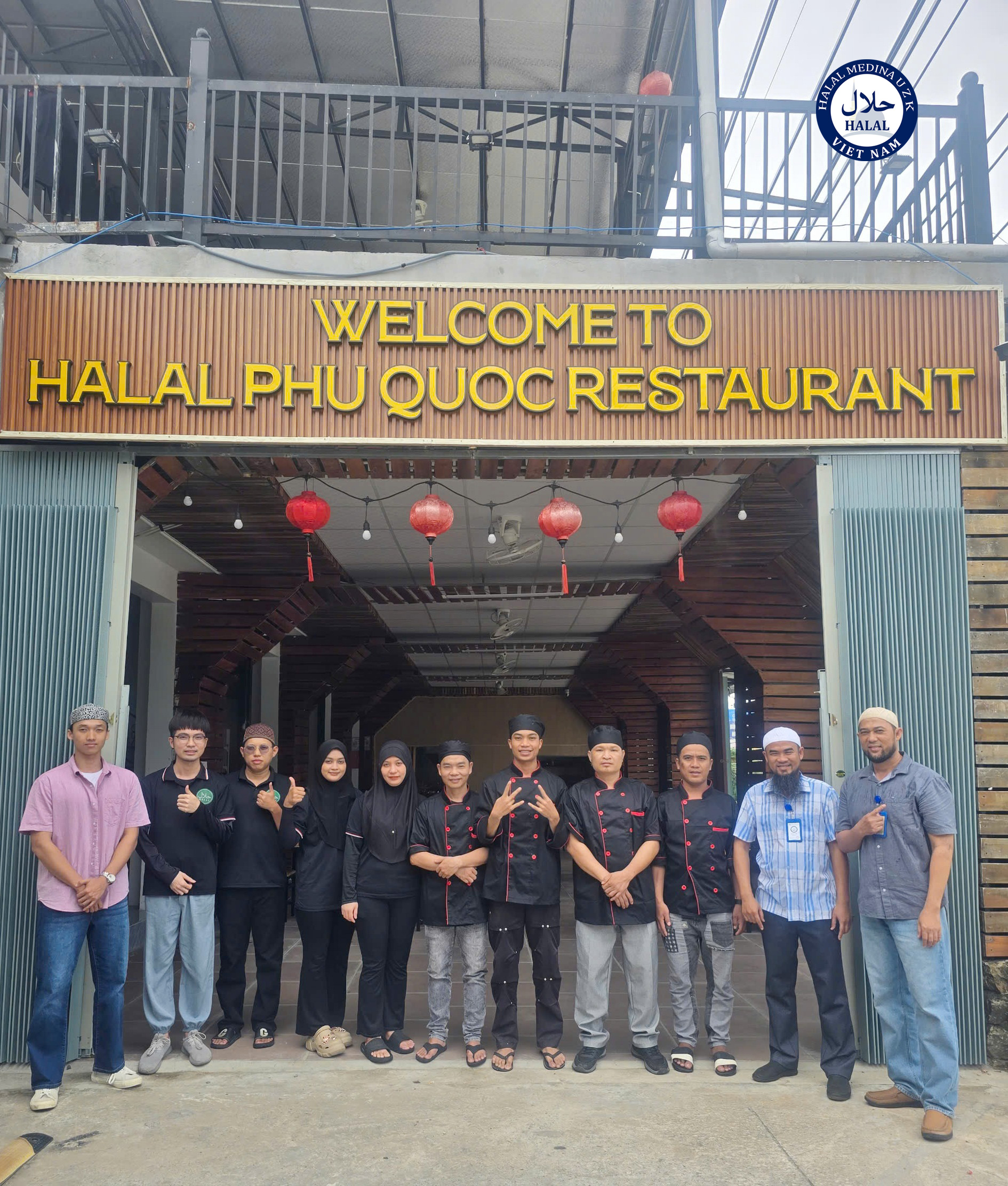 Nhân viên nhà hàng Chụp ảnh kỉ niệm cùng đội ngũ Halal Medina UZK