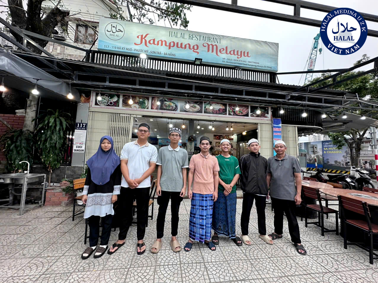 Nhân viên đại diện Restaurant Kampung Melayu chụp hình