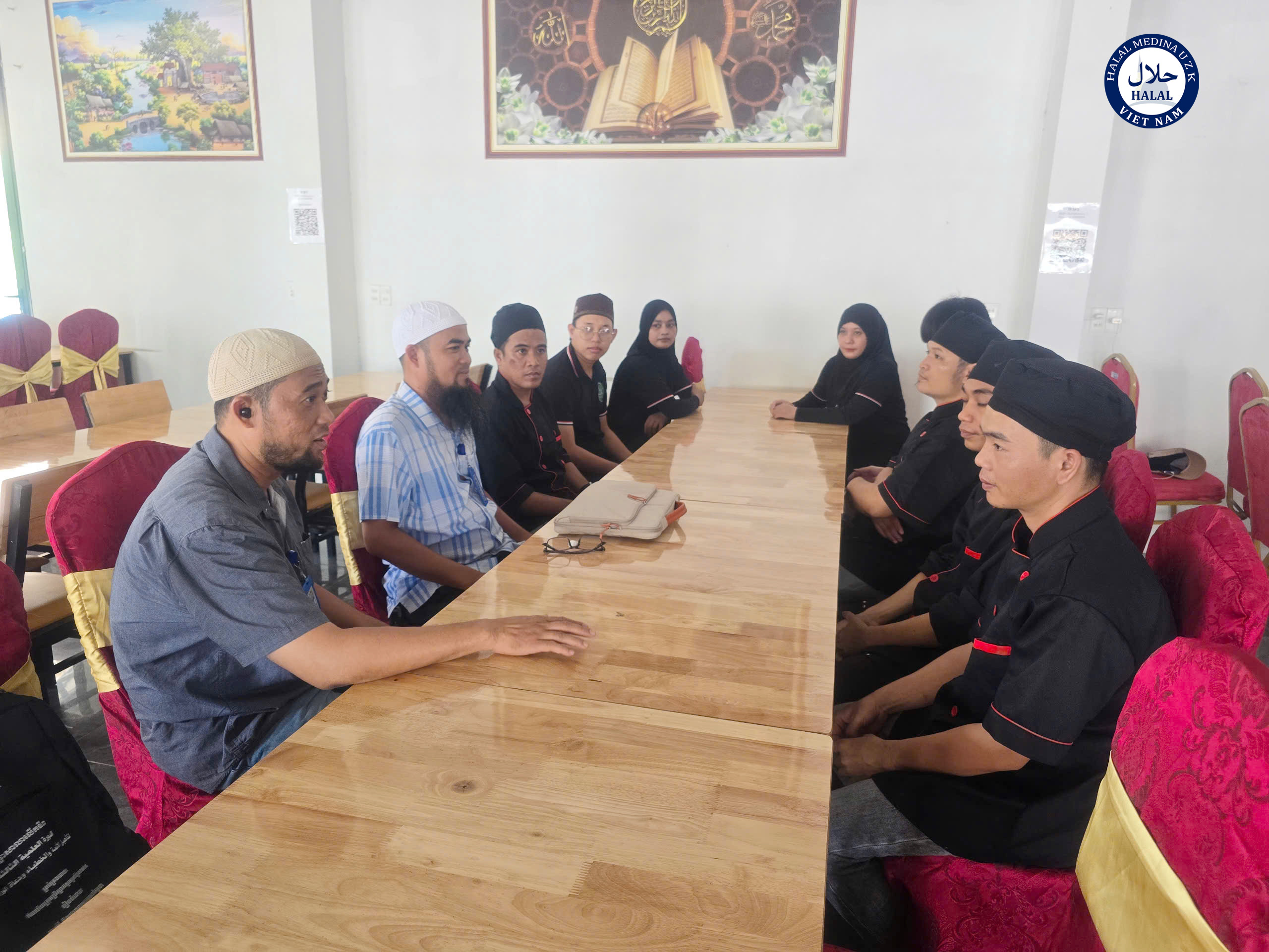 Nhân Viên Halal Medina UZK trao đổi đại nhà hàng